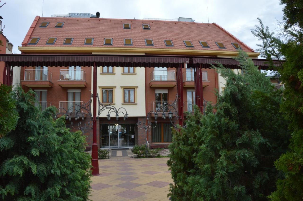 Hotel Óbester Debrecen Buitenkant foto