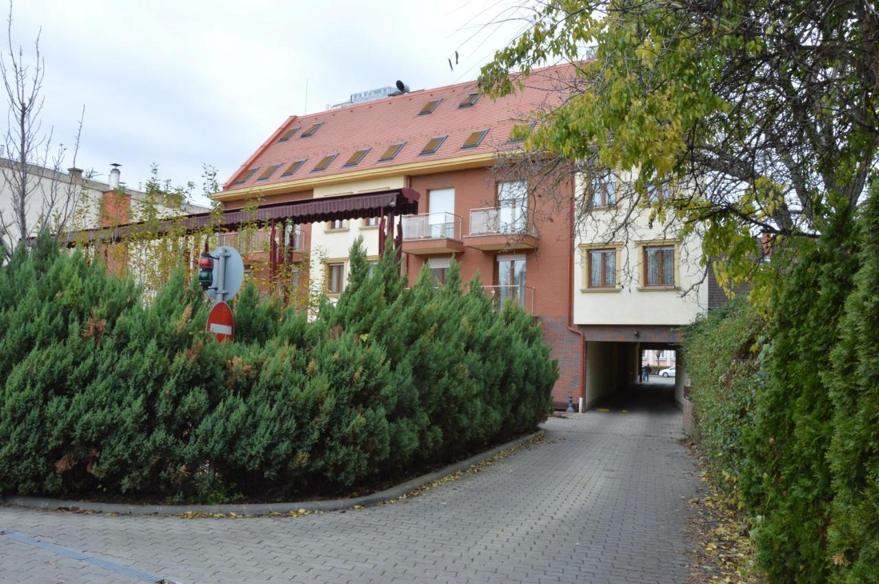 Hotel Óbester Debrecen Buitenkant foto